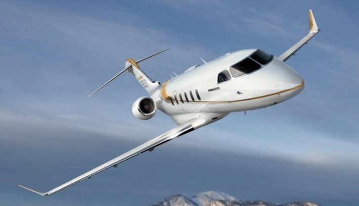 David Beckham - Bombardier Challenger 350: Không chỉ sở hữu bộ sưu tập xe hơi đồ sộ với đủ kiểu dáng kích cỡ khác nhau, cựu thủ quân ĐT Anh, David Beckham cũng chịu chơi về khoản mua sắm chuyên cơ. Becks hiện đang sử dụng  chiếc Bombardier Challenger 350. Đây là mẫu chuyên cơ được nhiều hãng hàng không tư nhân ưa chuộng. Ngoài nội thất tiện nghi và hiện đại, Bombardier Challenger 350 có cabin dài 7,6 m, cao 1,8 m và rộng 2,2 m, thiết kế tiêu chuẩn gồm hai hàng ghế 4 chỗ ngồi dành cho 8 hành khách. Ngoài tầm bay xa 6.000 km và tốc độ hành trình tối đa 882 km/h, nó còn có khả năng cất cánh và hạ cánh trên đường băng dài 730 mét. Giá trị của chiếc chuyên cơ này vào khoảng 21 triệu euro.